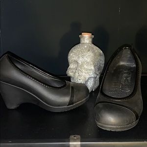 Super cute black crocs wedges